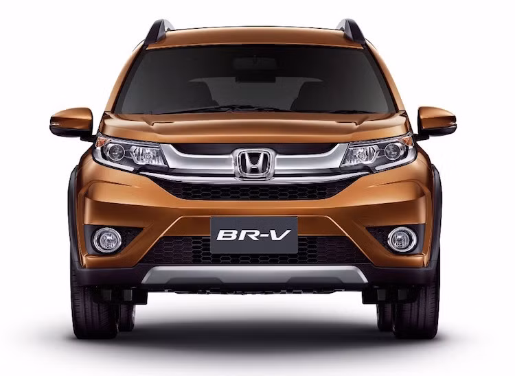 Giống như những mẫu xe hiện đại của Honda, BR-V sở hữu phần đầu ấn tượng với 2 đèn pha sắc sảo cùng lưới tản nhiệt mạ chrome dày, bóng loáng với logo chữ H lớn ở chính giữa. Ở xung quanh thân của BR-V được ốp nhựa đen mờ, cùng với khoảng sáng gầm lớn khiến chiếc xe năng động và trông giống một mẫu crossover hơn.