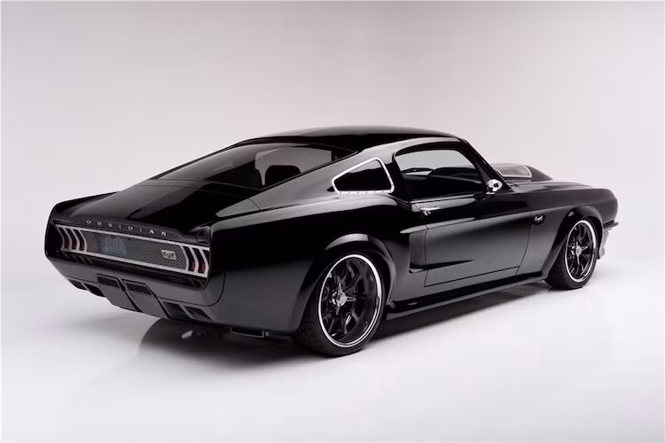 Chiếc xe còn có đèn trước của Ford Mustang GT đời 2005, bộ mâm Couper GT kích thước 18 x 8,5 inch ở bánh trước và 20 x 10,5 inch ở bánh sau. Tổng cộng đã có 18 chi tiết "hàng thửa" trên thân xe so với một chiếc Mustang đời 1967 nguyên bản.