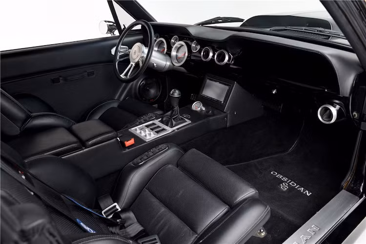 Tương tự, ở bên trong nội thất của chiếc xe cũng đã có 17 panel được Autoworks International chế tạo riêng, kèm theo hàng loạt các tiện nghi hiện đại như ghế có sưởi/chỉnh điện toàn phần, hệ thống thông tin giải trí có tính năng định vị GPS...