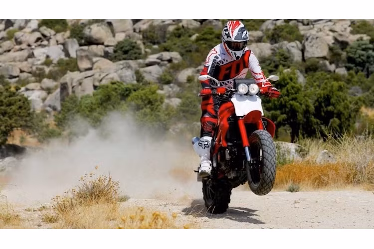 Với bản độ "cào cào" VFR750 Dakar này, Carlos đã chứng minh rằng ngay cả một chiếc xe cùng các phụ tùng tưởng chừng đã trở thành "phế thải" cũng có thể trở thành một mẫu xe độc đáo và "không đụng hàng" dưới óc sáng tạo của những người yêu xe.