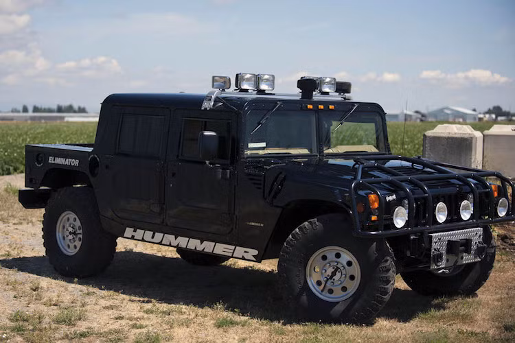Chính thức được bán ra cho "dân thường" vào năm 1992, chiếc siêu SUV Hummer H1 chính là phiên bản thương mại của mẫu xe quân sự M998 Humvee, vốn đã từng phục vụ cho quân đội Mỹ từ năm 1984.