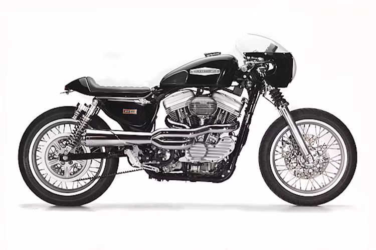 "Trái tim" của chiếc xe - khối động cơ V-Twin 883cc nguyên bản vốn được thiết kế với hành trình tay biên dài để hướng tới cảm giác lái mượt mà, tuy nhiên đối với Greg, đặc tính của động cơ này không đem lại được cảm giác thể thao khi chạy xe.