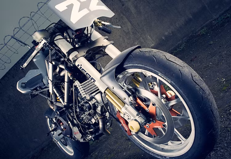 Bản độ streetfighter TiFighter từ Ducati Multistrada 1000DS này thuộc sở hữu của Kurt Walter - Giám đốc thiết kế của hãng đồ bảo hộ môtô Icon. Dù không được tốc độ như những chiếc superbike chuyên nghiệp nhưng theo Kurt, chiếc xe đem lại cảm giác lái "cực kỳ vui nhộn" do đã được "độ hết bài" bằng những phụ tùng "khủng" nhất.