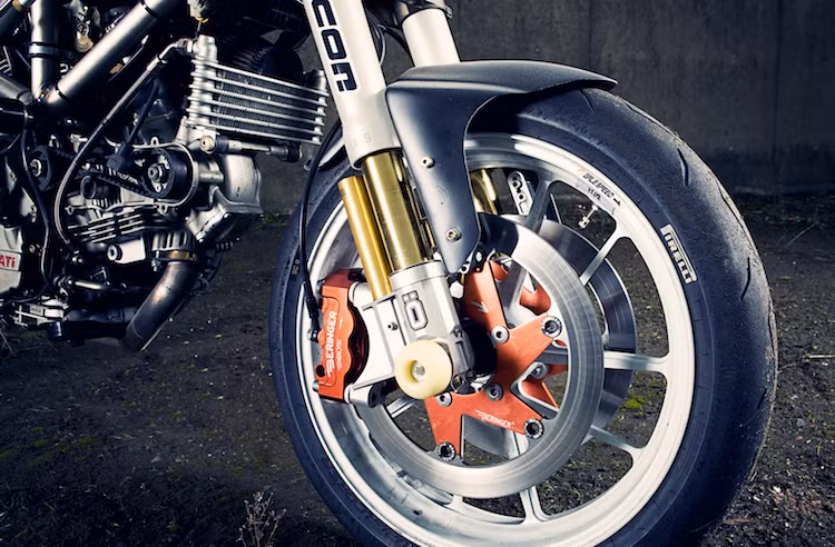 Bắt đầu từ "dàn chân", chiếc Multistrada đời cũ đã được thay cặp mâm "hàng hiệu" Galespeed Type M 10 cánh bằng magie. So với phiên bản Galespeed Type M bằng nhôm, bộ mâm này nhẹ hơn tới 35%. Chưa dừng lại ở đó, cùng với cặp lốp Pirelli Diablo Supercorsa, TiFighter đem tới độ bám cực tốt trên bề mặt đường đua.