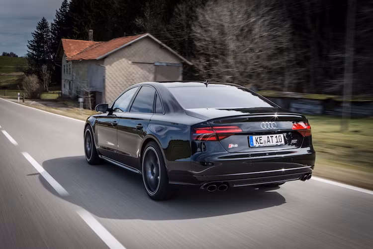 Sau khi độ bởi ABT, Audi S8 Plus đã trở thành một mẫu xe sang dễ điều khiển và thoải mái khi sử dụng hàng ngày, nhưng đồng thời có sức mạnh "đánh bại" nhiều siêu xe trên đường thẳng.