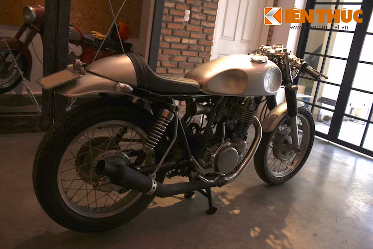 Ở phía sau, yên xe được thay bằng yên solo kèm theo phần "gò" đặc trưng của cafe racer. Dè sau của chiếc xe cũng đã được thu gọn lại.