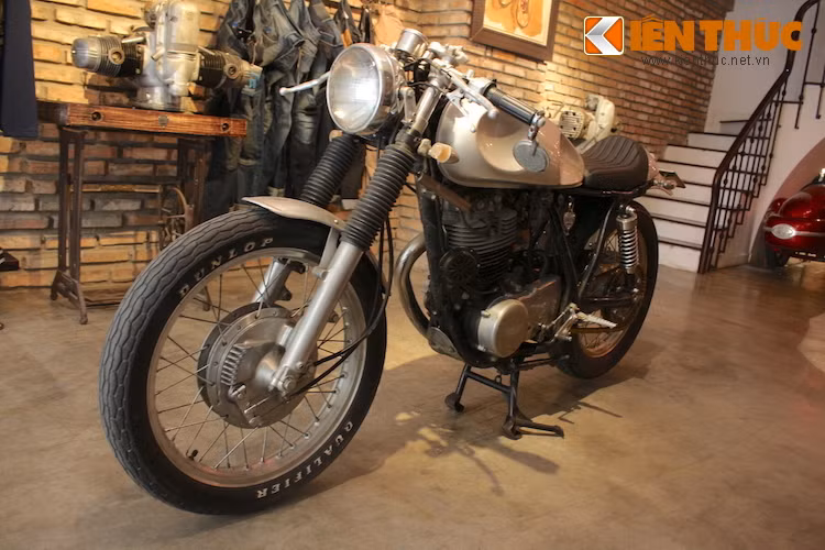  Yamaha SR400 là một dòng môtô phân khối lớn tầm trung, được ra mắt lần đầu từ năm 1978. Trải qua gần 40 năm, chiếc xe đã được người dùng trên toàn Thế giới ưa chuộng do có giá hợp lý, kết cấu đơn giản, kiểu dáng nền nã và dễ độ.