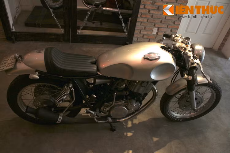 Với bình xăng kéo dài về phía sau, chiếc SR400 đã có kiểu dáng thanh thoát và ấn tượng hơn.