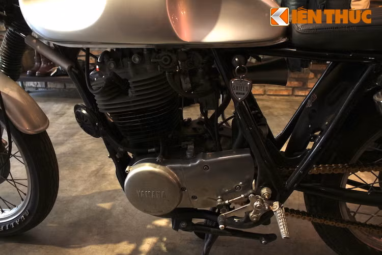 Động cơ của SR400 thế hệ cũ là loại 4 kỳ 1 xi-lanh SOHC làm mát bằng không khí với dung tích 399 cc và có 5 cấp số.