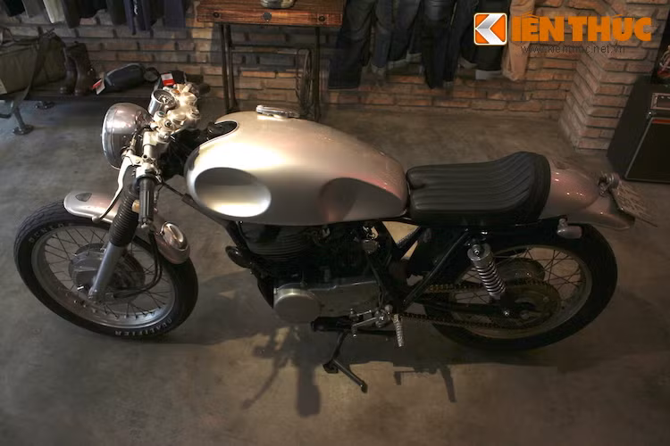Từ một chiếc Yamaha SR400 đời cũ, một biker tại Việt Nam đã độ lại chiếc xe với những nét đặc trưng của phong cách cafe racer, đem tới vẻ đẹp đơn giản, tinh tế nhưng vẫn rất thể thao cho chiếc xe.