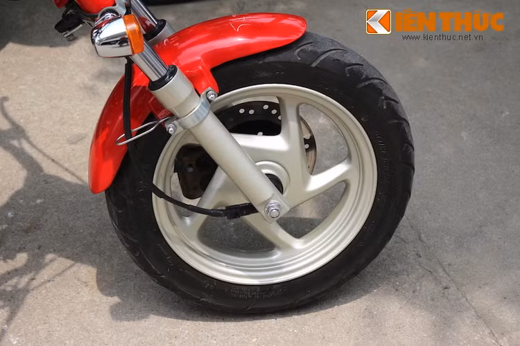 Tuy nhiên, điểm đặc biệt của chiếc xe đã bắt đầu từ bánh trước, khi chủ xe đã loại bỏ vành nan với đường kính 17 inch của 67 "zin" và thay vào đó là vành đúc 12 inch 5 cánh xoắn, có nguồn gốc từ Honda Lead và đi kèm lốp 90/90/12.