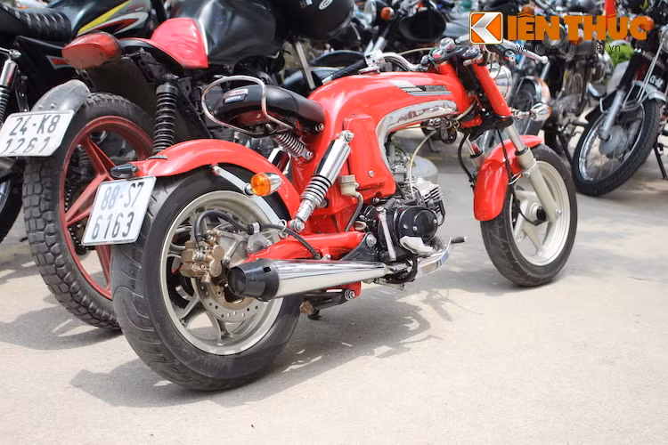 Với bánh nhỏ và chiều cao thân xe thấp, chiếc xe sau khi độ có dáng "trường" hấp dẫn hơn hẳn 67 nguyên bản. Chủ xe đã lựa chọn màu đỏ tươi để sơn toàn bộ thân, cùng với cặp tem hai bên bình xăng từ Honda Cub khiến chiếc xe càng trở nên nổi bật hơn.