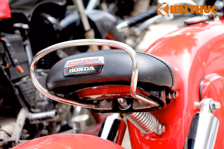 Chi tiết duy nhất để phát hiện chiếc xe này đã được độ từ Honda 67 là cặp nắp che ắc-quy ở hai bên thân xe. Bộ yên sau có thiết kế dạng solo với một lò xo giảm xóc và đèn LED giấu bên dưới.