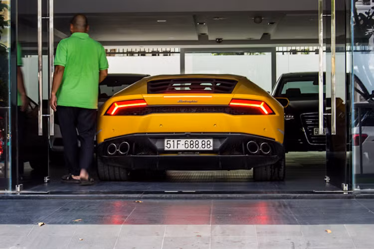 Lamborghini Huracan nằm trong garage tại nhà riêng của Cường Đô La, bên cạnh những chiếc xe sang như Audi A8L hay Mercedes S500L. Từ 4 năm nay, garage của anh "vắng bóng" những chiếc siêu xe đỉnh cao.
