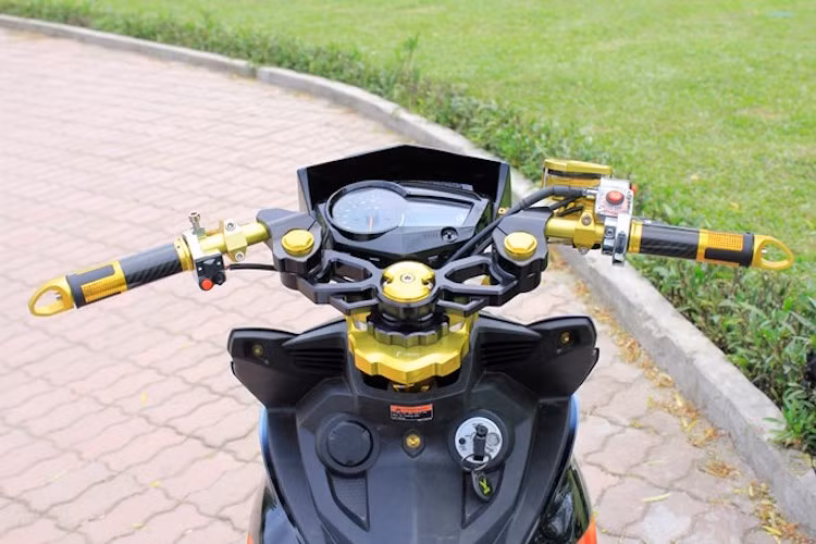 Phần đầu của Yamaha Exciter đã bị loại bỏ, thay vào đó chủ xe đã hướng tới phong cách của mẫu Yamaha X1R Thái lan với ghi-đông trần, với bát cổ Rizoma, chảng 3 nhôm CNC và tay clip-on.