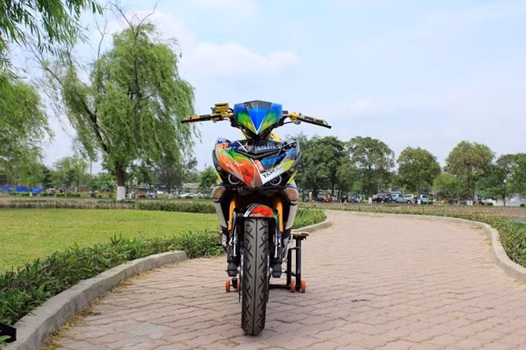 Bằng việc sử dụng mâm sau của ôtô và độ theo phong cách ghi-đông trần X1R, chủ nhân của chiếc Exciter này đã tạo dấu ấn riêng trước các bản độ khác lên bánh lớn bằng mâm xe môtô PKL tại Việt Nam.