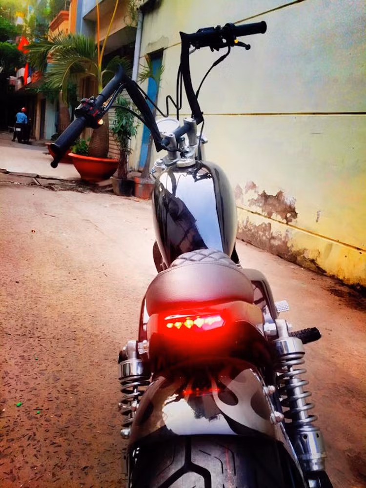 Theo đúng phong cách bobber, phần đuôi nguyên bản của Rebel được loại bỏ và thay bằng bộ đuôi rút gọn mới được "thửa" riêng, đồng thời tích hợp một đèn hậu LED.