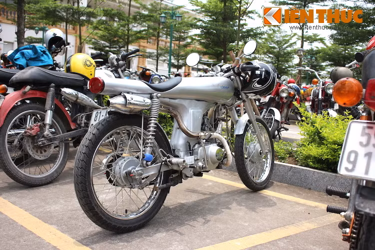 Có chi phí độ rẻ hơn rất nhiều nhưng chiếc Honda 67 của tay chơi người Gia Lai vẫn rất nổi bật trên đường và dễ điều khiển hơn hẳn phiên bản EVE gốc của Bandit9.