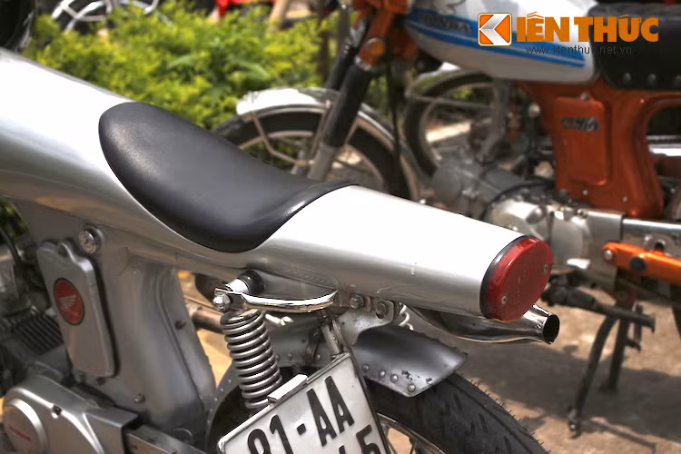 So với EVE, bản độ 67 của người Gia Lai còn có bộ yên với đệm dày hơn. Ngoài ra, ở cuối đuôi xe đã được chủ nhân khéo léo tích hợp thêm đèn hậu vào thiết kế tổng thể.