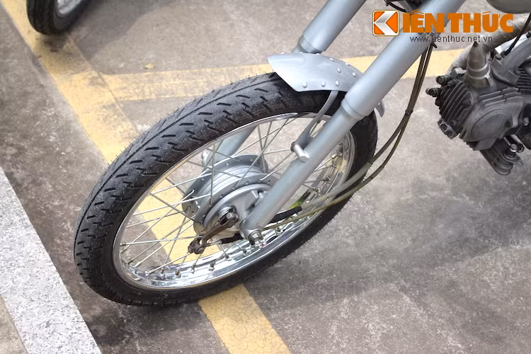 Bánh trước vẫn có cỡ vành tiêu chuẩn 17 inch thay vì 21 inch của EVE, kèm theo đó là phanh đùm nguyên bản. Dè trước đã được chủ xe cắt gọn và bắn thêm các đinh tán để tạo sự nổi bật.