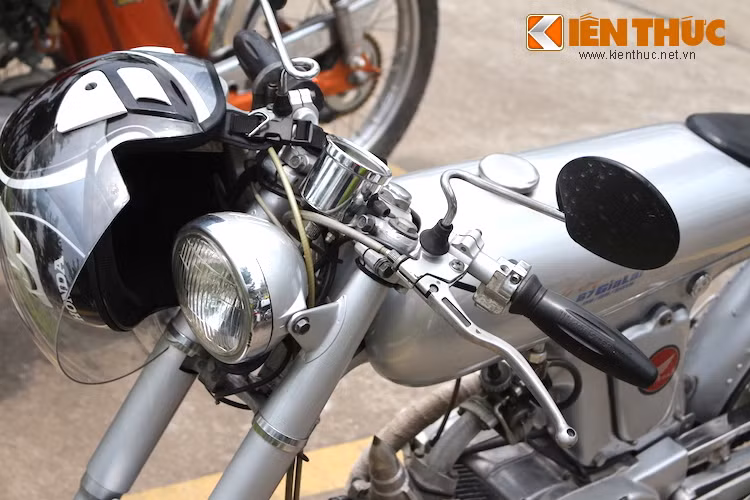 So với chiếc EVE gốc, mẫu xe độ này vẫn giữ nguyên kết cấu khung và góc lái của Honda 67 gốc. Tương tự, toàn bộ phuộc trước và đèn pha của xe cũng vẫn là của Honda 67.