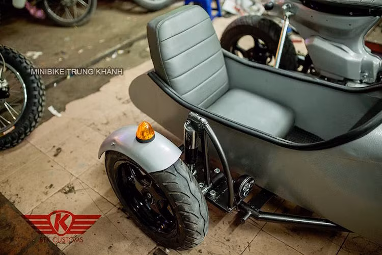 Phần thuyền sidecar cũng đã được gò một cách tỉ mỉ từ nhôm, với ghế ngồi có tựa thoải mái cho một người kèm theo đầy đủ gioăng bao các viền chống cạnh sắc. Chiếc thuyền Sidecar được đặt trên bộ khung được tính toán tỉ mỉ, với giảm xóc và đèn riêng.