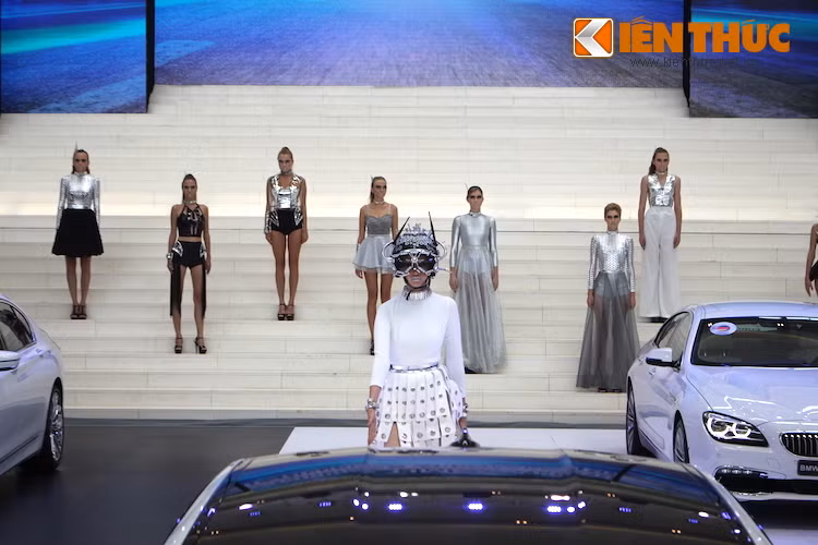 Những tiết mục biểu diễn cũng được BMW tổ chức hoành tráng với dàn mẫu Tây "dáng chuẩn", vận những bộ đồ được thiết kế theo hướng tương lai với ý nghĩa "The Next 100 Years" - khẩu hiệu của BMW toàn cầu trong năm kỷ niệm này.