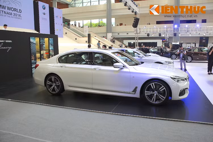 Tâm điểm của khu trưng bày BMW sẽ là 2 phiên bản đỉnh cao của dòng 7 Series - 740Li M-Sport và 750Li. Ngoài ra BMW còn trưng bày một số mẫu xe "hot" khác như M3 Sedan, 2 Series Grand Tourer...