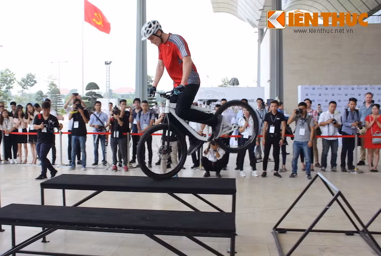 Ở bên ngoài khu vực trưng bày xe, BMW cũng đã tổ chức một khu vực trình diễn stunt xe đạp riêng, với sự tham gia của các stunter chuyên nghiệp từ tập đoàn BMW.