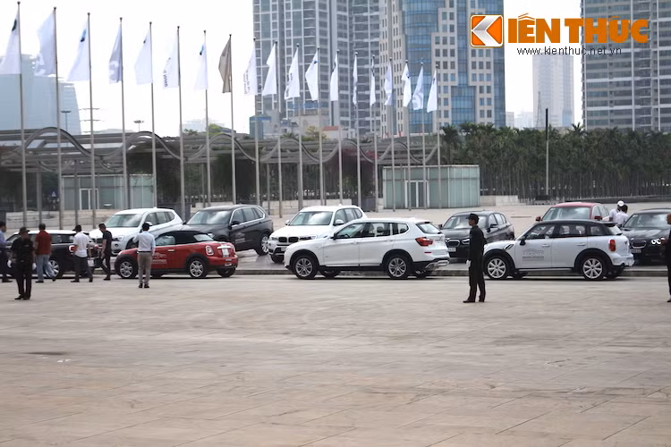 Một số lượng lớn các dòng xe BMW và MINI cũng đã được ban tổ chức bố trí dành cho khách thăm quan đăng ký trước lái thủ, với sự hỗ trợ của huấn luyện viên chuyên nghiệm Wong Kah Keen - người đã quen thuộc với các sự kiện của BMW tại Việt Nam như Driving Experience.