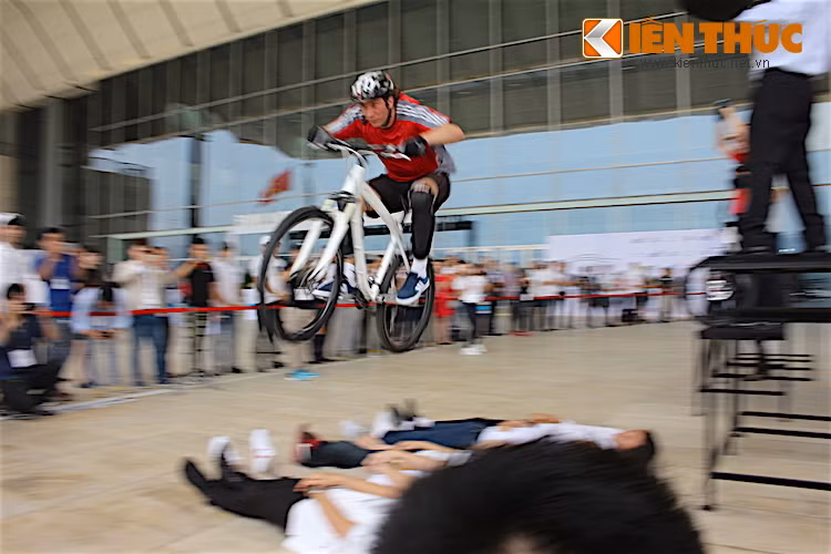 Với các màn biểu diễn "thót tim" có sự tham gia của khán giả, 2 vận động viên stunt của BMW đã giúp khuấy động không khí của triển lãm.