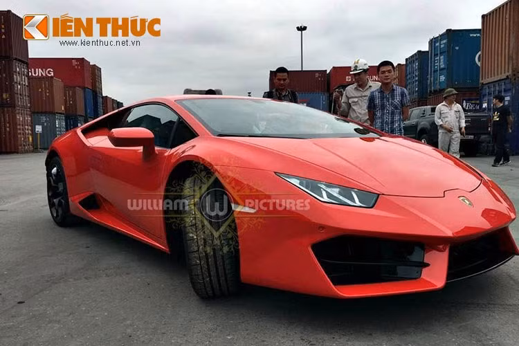 Chiếc Lamborghini Huracan LP580-2 duy nhất tại Việt Nam hiện nay được sơn màu đỏ màu sơn đỏ (Rosso Mars) và nội thất đen (Nero Ade).