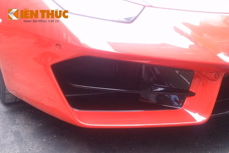 Về thiết kế, Lamborghini Huracan LP580-2 gần như y hệt bản LP610-4 trước đây, với sự khác biệt chỉ nằm ở cản trước, cản sau và mâm xe.