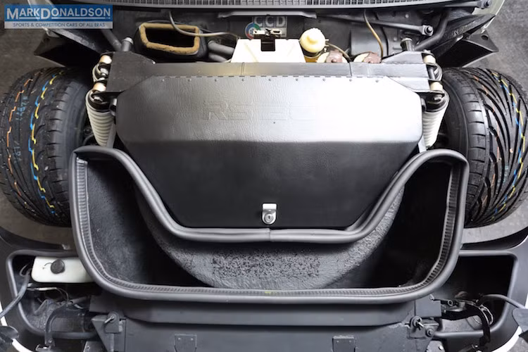 Động cơ của xe được đặt giữa thân, nối với hộp số sàn 5 cấp và hệ thống dẫn động 4 bánh cực đặc biệt. Bên trong khoang lái, cạnh cần số là một cần gạt gài cầu, giúp người lái có thể điều chỉnh tỉ lệ phân bổ sức mạnh cầu trước/sau tùy ý theo 3 mức là 50/50, 37/63 và 0/100.