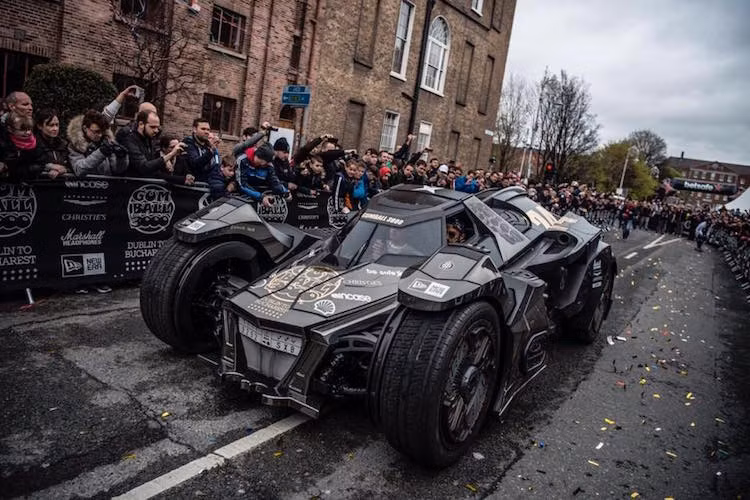 Tại vạch xuất phát của hành trình Gumball 3000 năm nay, không chiếc xe nào gây ấn tượng mạnh như chiếc Batmobile của Team Galag.