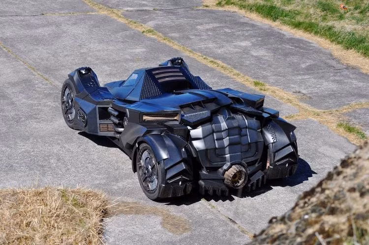 Theo Capristo, chiếc xe đã được tạo hình theo mẫu của Batmobile trong game Arkham Knight, nhưng đồng thời được "chế cháo" lại để có thể đáp ứng được điều khiện lưu thông ngoài đường.