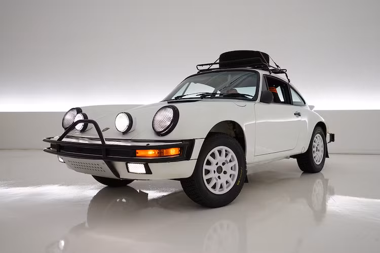Với mong muốn tạo ra một chiếc 911 theo phong cách rally nhưng vẫn đủ thoải mái để sử dụng hàng ngày, tay đua Patrick Long - một trong 10 tay lái thử chính thức của Porsche đã cùng với 2 hãng độ khác là Emory Motosports và Brian Coats Motosports tạo ra bản độ mang tên Luftauto này.