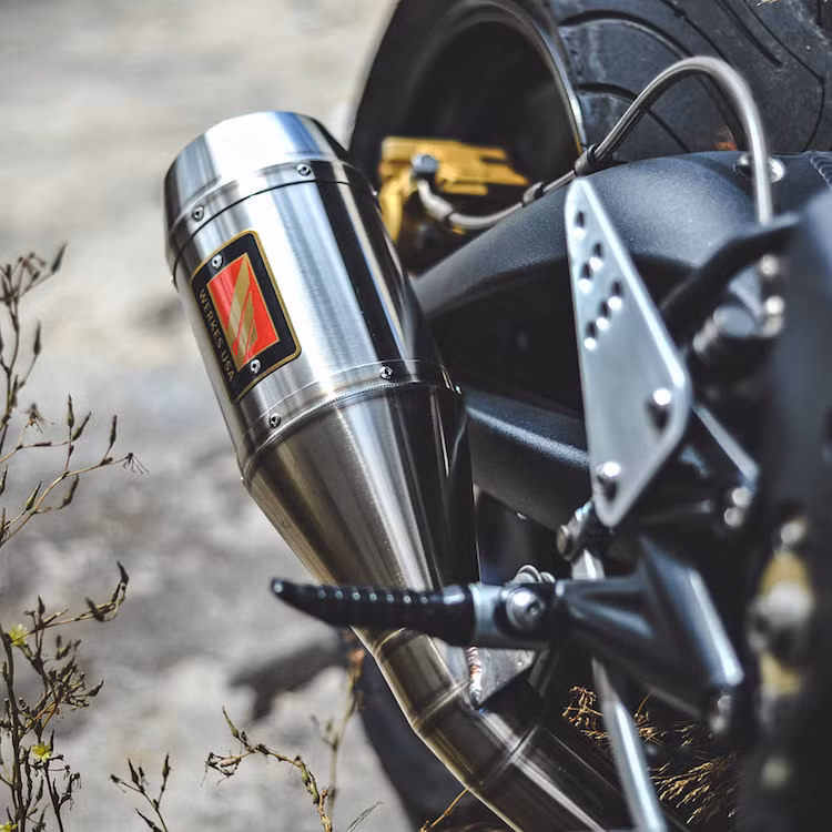 Khối động cơ 3 xi-lanh 675 cc nguyên bản của Street Triple không có sự thay đổi gì, tuy nhiên bản độ của hãng Wolf Moto vẫn mạnh hơn xe gốc nhờ có lọc gió K&amp;N, đĩa xích sau Lightech, hệ thống xả full system Competition Werkes và ECU được tunemap.