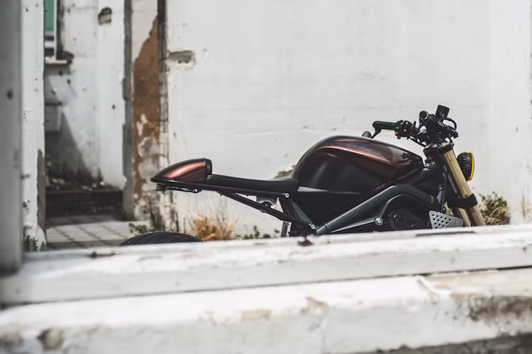 Với phần trước gọn hơn, phần đuôi sau kiểu sportbike nguyên bản của Street Triple cũng "ra đi". Kyle đã chế cho chiếc xe một bộ khung phụ phía sau mới, với yên da siêu mỏng và "gò" nhỏ phía sau đồng thời cũng là nơi chứa bình ắc quy lithium-ion Antigravity cực gọn.