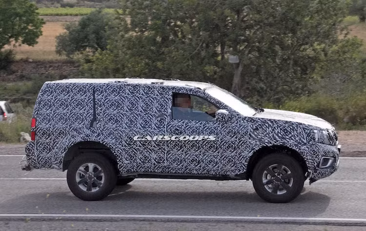 Hiện tại, mẫu SUV mới của Nissan dựa trên Navara vẫn ở trong giai đoạn phát triển, tuy nhiên những hình ảnh đầu tiên chụp phiên bản thử nghiệm được ngụy trang kín của chiếc xe đã vừa bị lộ ra trên internet.