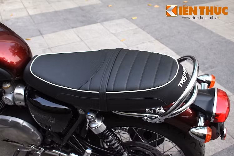 Yên của Bonneville T120 có thiết kế mới với phần yên cho người ngồi sau cao hơn hẳn, sử dụng vân sọc ngang "bánh mì". Cùng với tay lái cao, yên thiết kế hợp lý khiến tư thế ngồi của xe rất thoải mái.