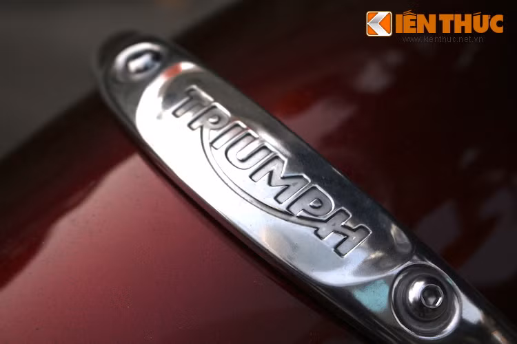 Những logo Triumph còn liên tục được "giấu" ở những địa điểm không ngờ tới nhất ở quanh xe, chẳng hạn như trên thanh cố định dè trước...