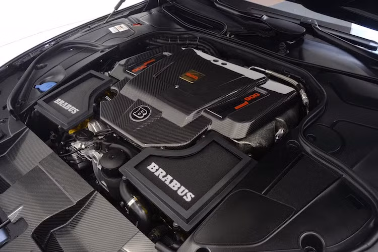 Khối động cơ V12 6.3l tăng áp kép của S65 AMG Coupe vốn đã mạnh mẽ, nhưng qua bàn tay của Brabus, công suất của xe đã tăng lên thành 900 PS và mô-men xoắn cực đại lên tới 1500 Nm trên bản Rocket 900 Coupe này.