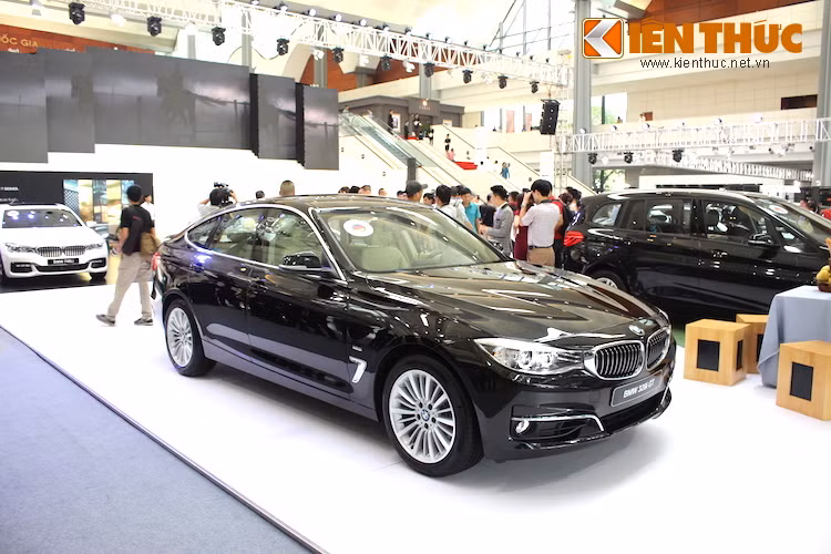 Phiên bản coupe "lai" hatchback của dòng 3 Series là 3 Series Gran Turismo (GT) cũng có mặt, cùng với 5 Series GT. Tuy nhiên dòng 4 Series lại chỉ có đại diện duy nhất là 428i Convertible.