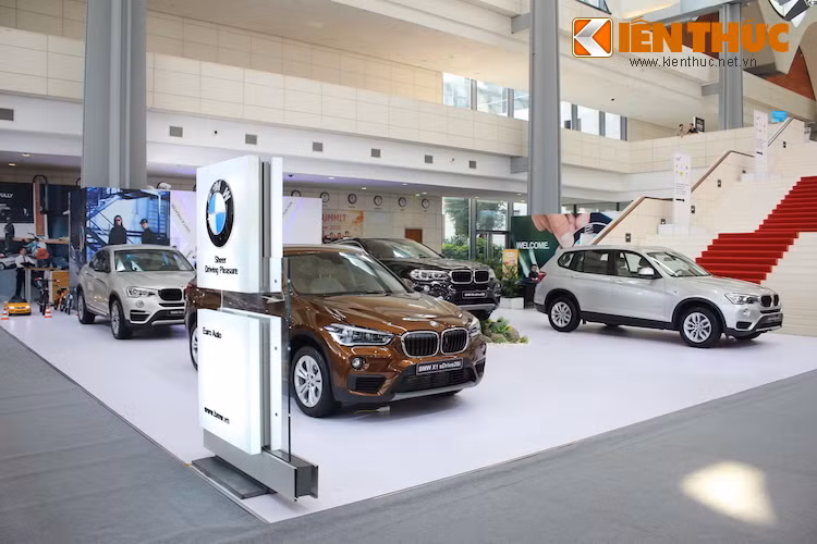 Ở phía bên tay trái sảnh lớn của Trung tâm hội nghị Quốc gia, BMW đa dành riêng một góc để trưng bày các mẫu xe thuộc dòng SUV/Crossover X-Series.