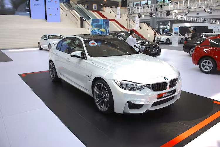 Nổi bật giữa khu trưng bày các dòng xe du lịch của BMW là siêu sedan BMW M3 - một trong những dòng xe thể thao đặc trưng nhất, nổi tiếng nhất của hãng.