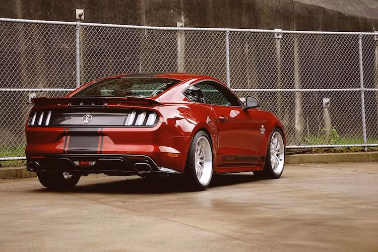 Ở đuôi xe, Shelby cũng đã thay đổi nhẹ hình dáng của Mustang nguyên bản với cản sau được trang bị các cánh khuếch tán không khí và cánh đuôi "mini".