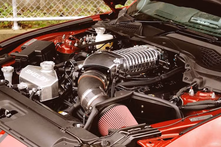 Bên dưới nắp ca-pô, khối động cơ Coyote 5.0l V8 của phiên bản Mustang GT nạp khí tự nhiên cao cấp nhất đã được trang bị thêm một bộ siêu nạp "khổng lồ".