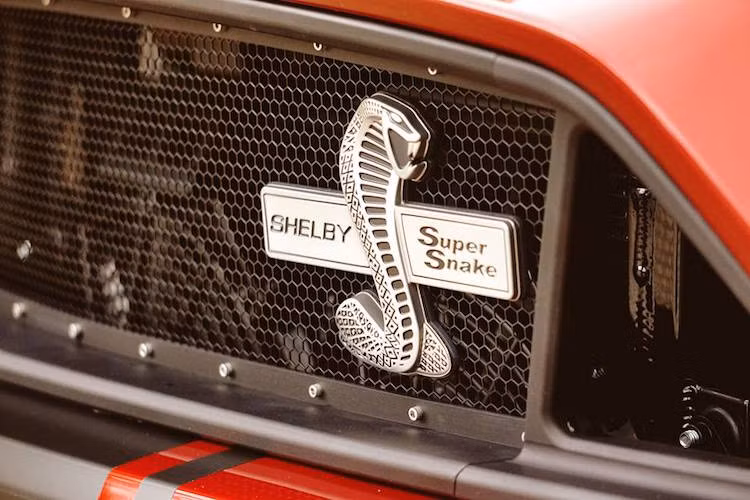 Dù có sức mạnh ngang siêu xe nhưng Shelby bán Super Snake với giá khởi điểm chỉ từ 86.920 USD tại Mỹ (tương đương 1,9 tỷ đồng). Tuy nhiên hiện chưa rõ giá của phiên bản tay lái nghịch ở Úc là bao nhiêu.