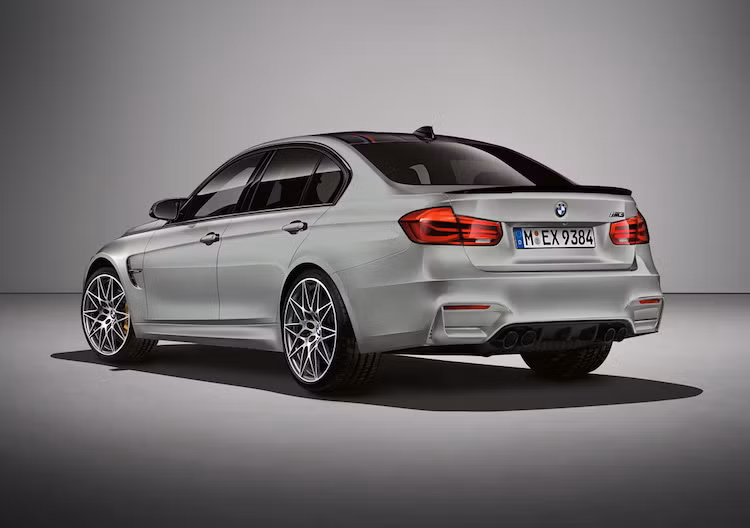 BMW sẽ chỉ sản xuất đúng 500 chiếc M3 30 Jahre Edition trên toàn Thế giới. Tại Anh, sẽ chỉ có 30 chiếc được bán với giá 82.675 Bảng (tương đương 2,7 tỷ đồng).